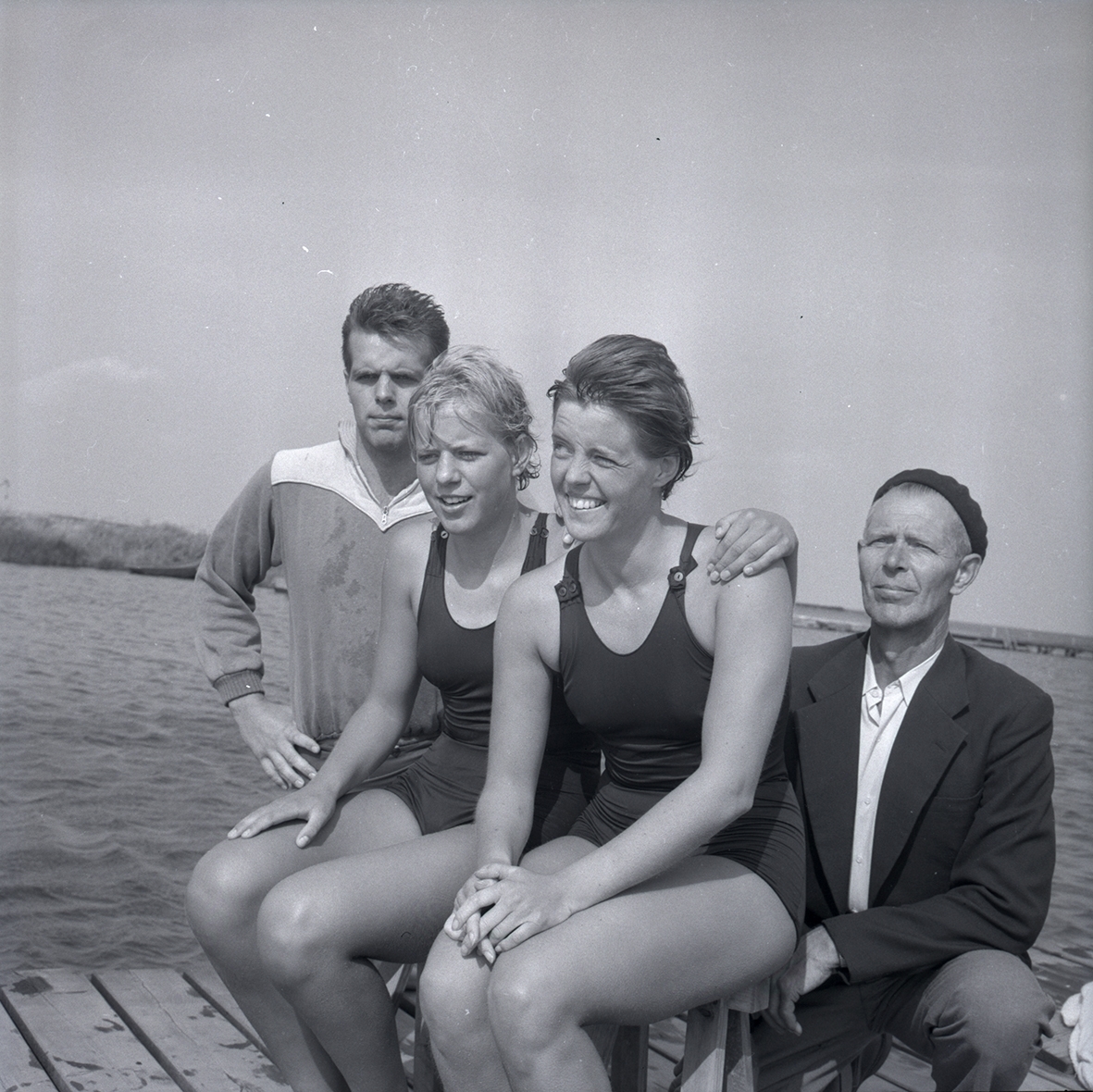 Ölands mästerskap i simning. Grupporträtt på två kvinnor i baddräkt och två män.