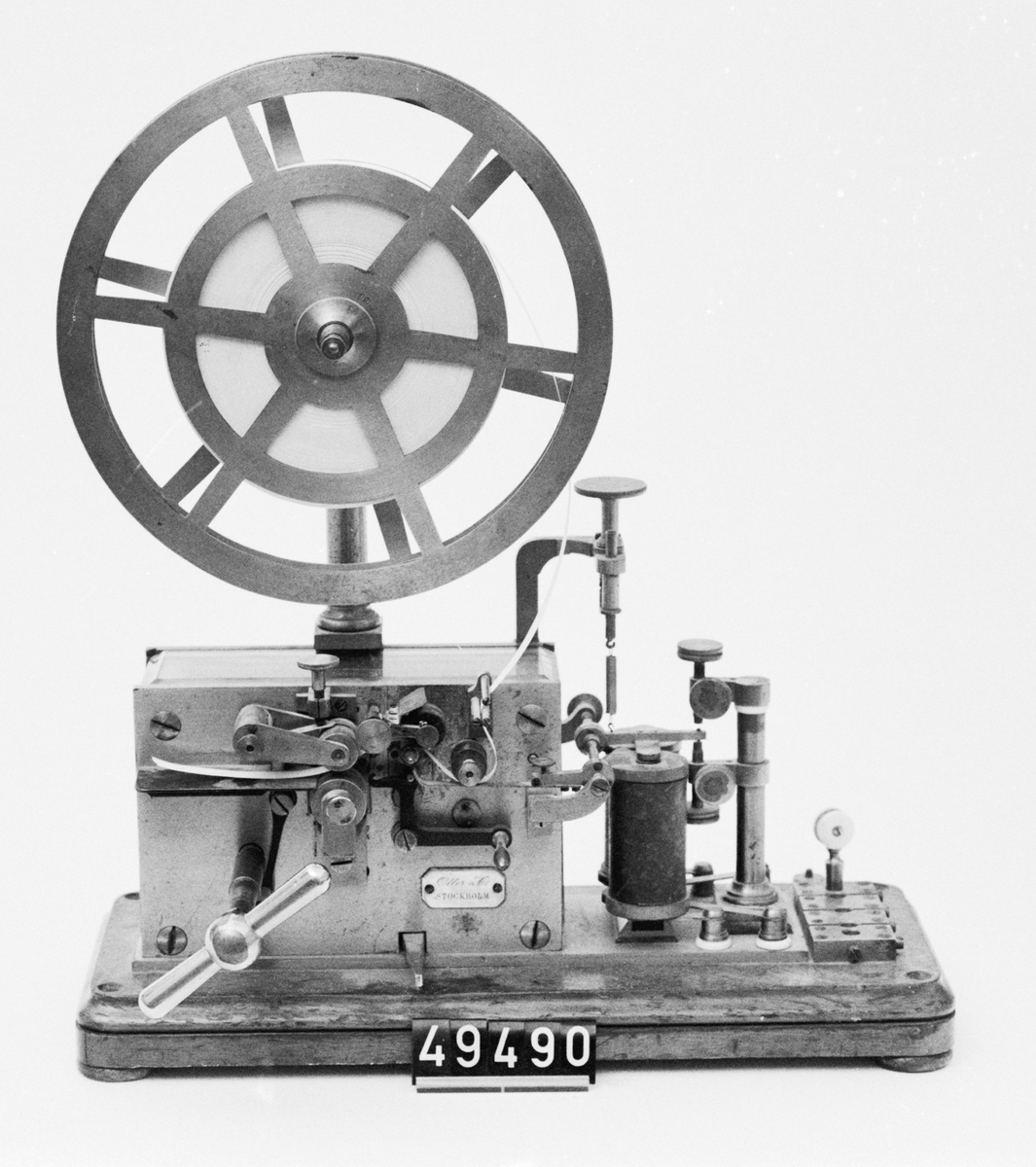 Telegrafapparat med fast hjul.