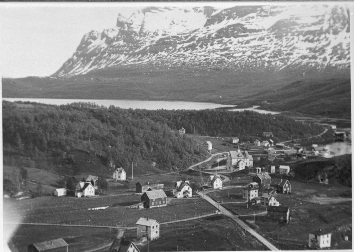 Bebyggelse og landskap på Grov. Bildet er tatt fra Sjøvoll og innover fjorden.