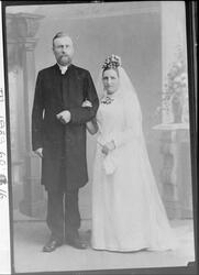 Bryllupsbilde av Marian og Gjertrud Renså.