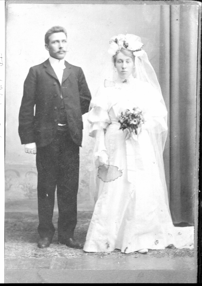 Brudebilde i helfigur av Ingeborg Kildal og Olaf Claussen.