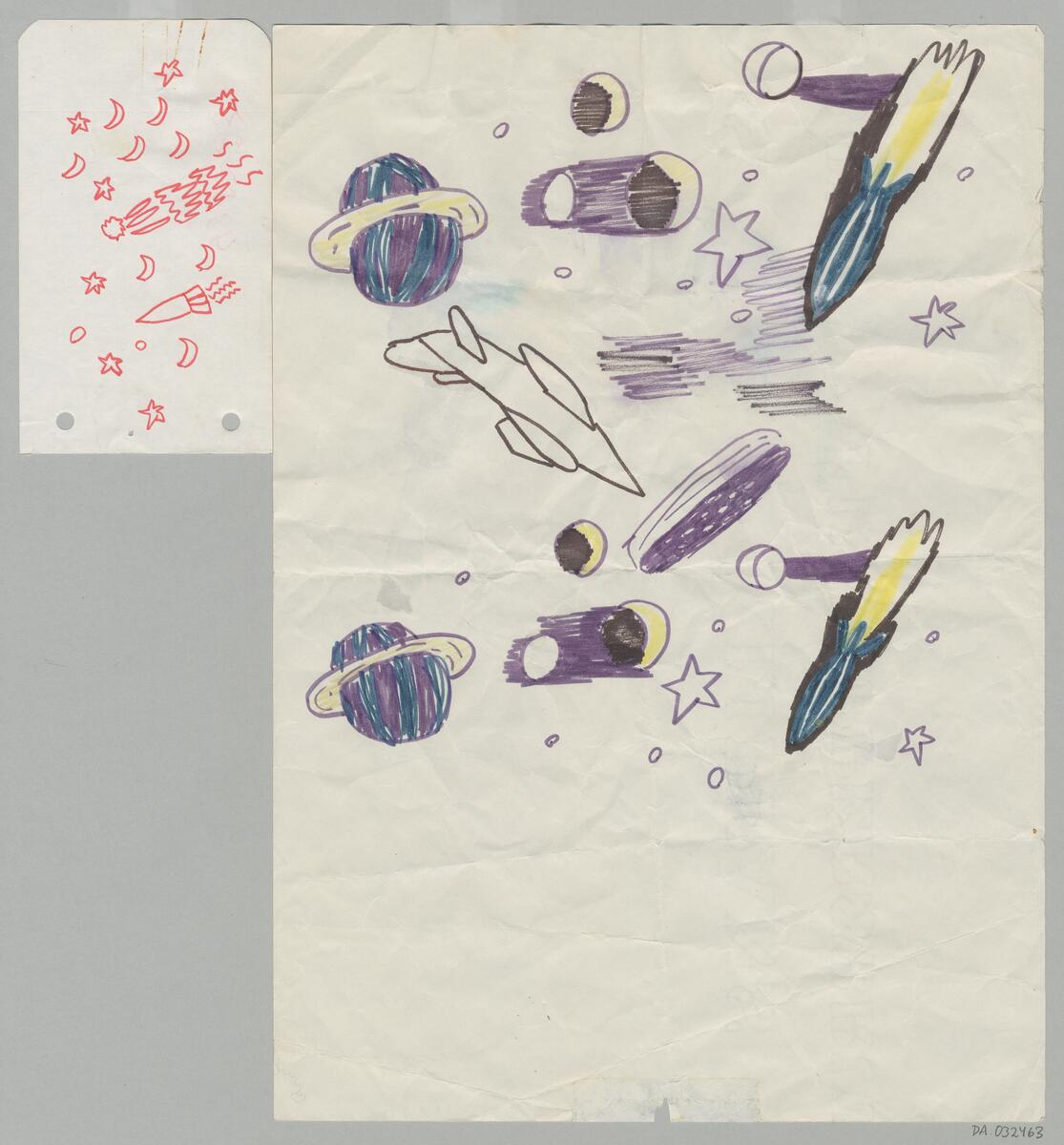 Två skisser till detaljer i mönstret "Flygfiskar". Skisserna visar stjärnor, månar, solar, planeter och raketer. Med ett tillhörande brev som finns i referenslådan.  
