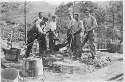 Seks arbeidere fotografert i forbindelse med grunnarbeid i B
