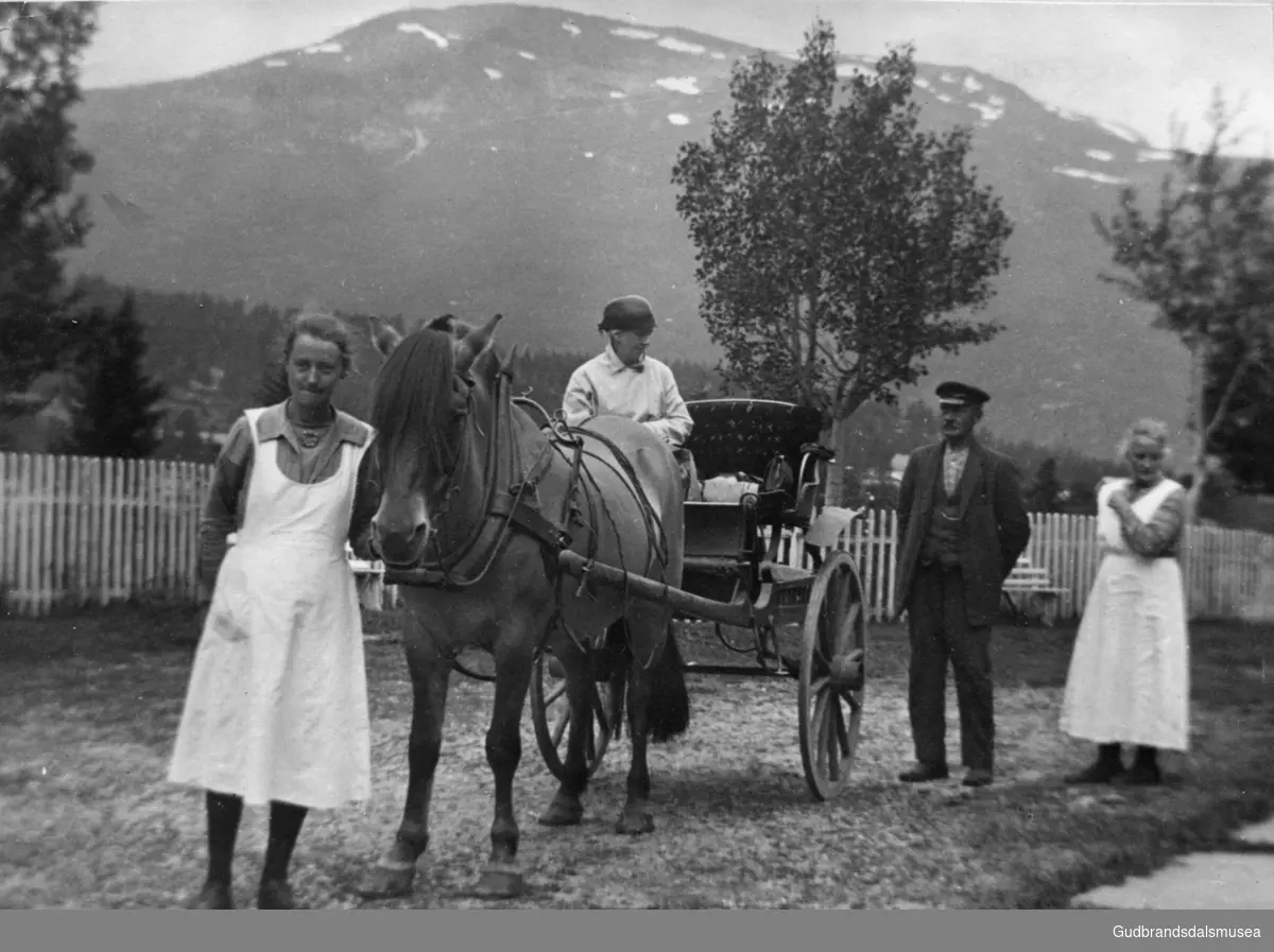 Frå Stuguflotten i Lesja i 1920. Marit Stueflotten og foreldra Per (Peder) Stueflotten og Ingeborg Stueflotten.