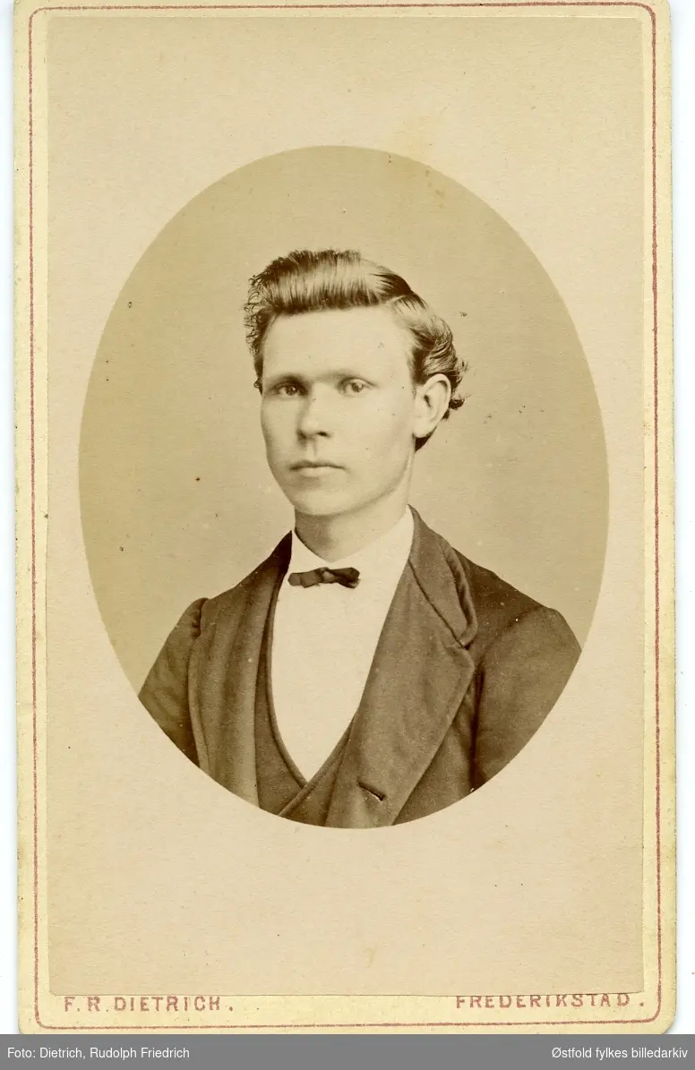 Fra Even Andersens album, ant Sarpsborg-distriktet.
Kan være Even Andersen, f. 1833 i Rakkestad, bosatt i Sarpsborg, Møllegaden, gårdsfullmektig og gift. (Folketelling 1865)