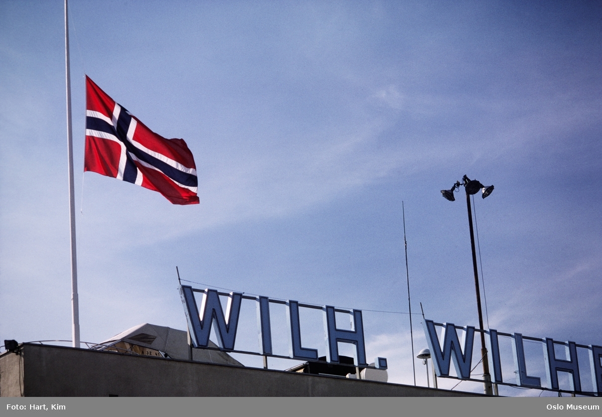 Wilh. Wilhelmsen rederi, kontorbygg, flagg på halv stang etter flyulykke