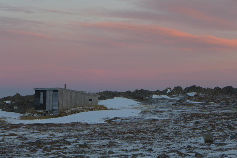 Bilde av Loa-hytta i solnedgang.