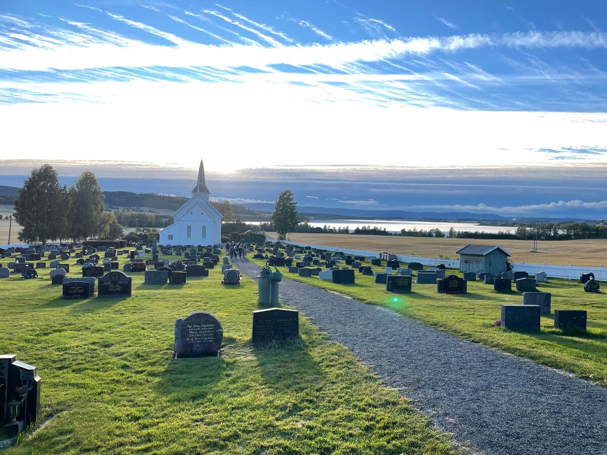Gjesåsen church and cemetary, place of the memorial.