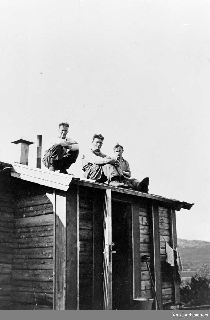 Oppføring av kraftverkbrakka på Gjømmervatnet. Tre menn sitter på taket av brakka. Fra venstre: Toralf Brekke, Sverre Åsen, Gustav Bjørkemo.
