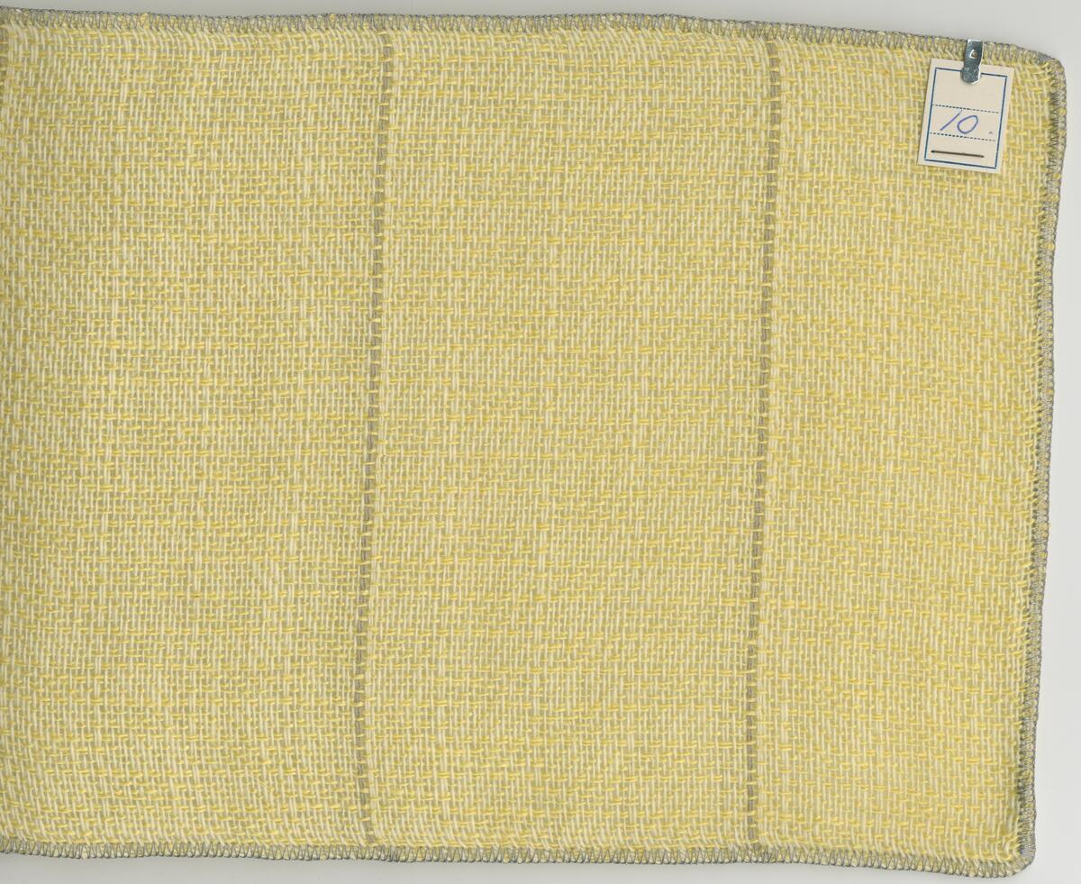 Glesvävt tyg med en smal rand i bleka färger: vitt, beige, grått, gult, grönt och blått. Huvudfästade, kvalitétmärkt, färgnumrerade.