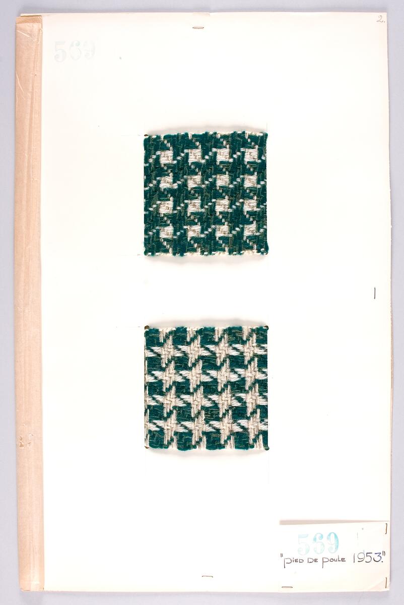 Åtta montage i mapp med knytband. Förslag till ulster tyg: Hundtandsliknande mönstringar i grå toner och marin, grönt, rött, brunt och gulbrunt, 12x10 cm 10 st. Skiss i blått, vitt och natur, 42x43 cm. Hundtandsliknande mönster och randmönster i grå toner och marin, 22x17 cm. Mönster i grå toner och rött, grönt 22x20 cm 2 st. Mönster i grå toner och mörkbrunt, gulbrunt 22x19 cm 2 st.