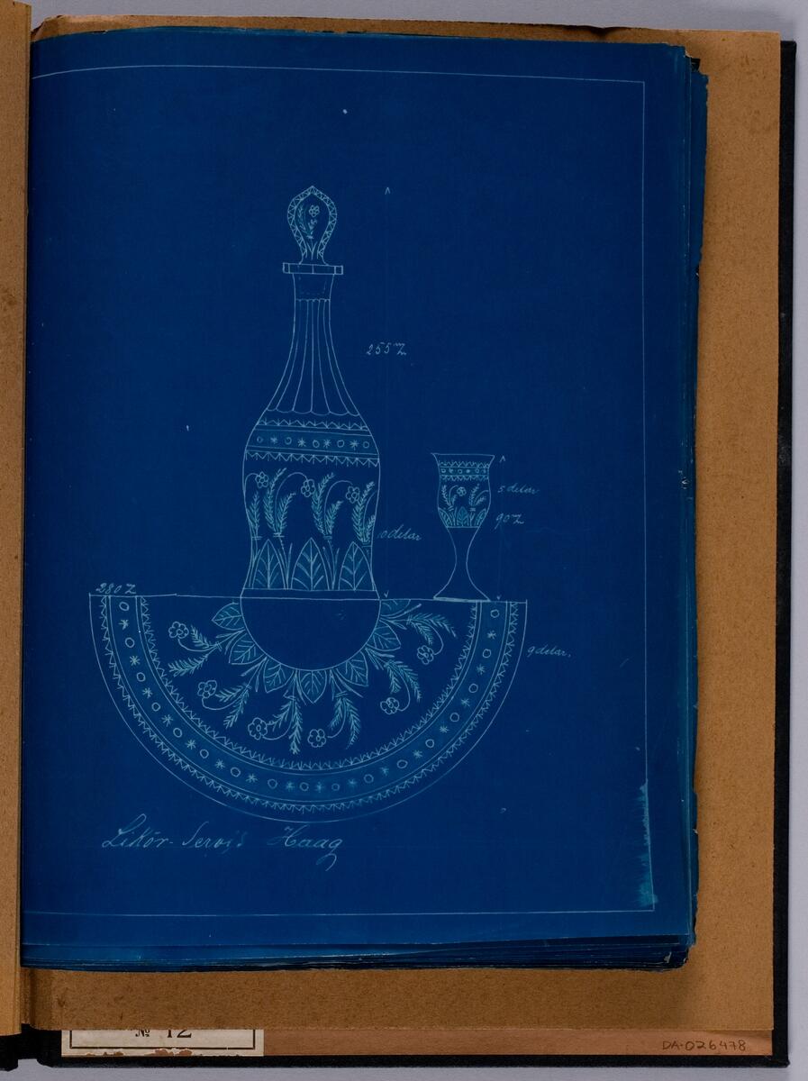 En bok med inbundna blåkopior av olika glasföremål med graverade dekorer. Boken är inte daterad med ser ut att innehålla produkter från 1920 och -30 tal. Produkternas modellnummer är utsatta för alla skisserna.