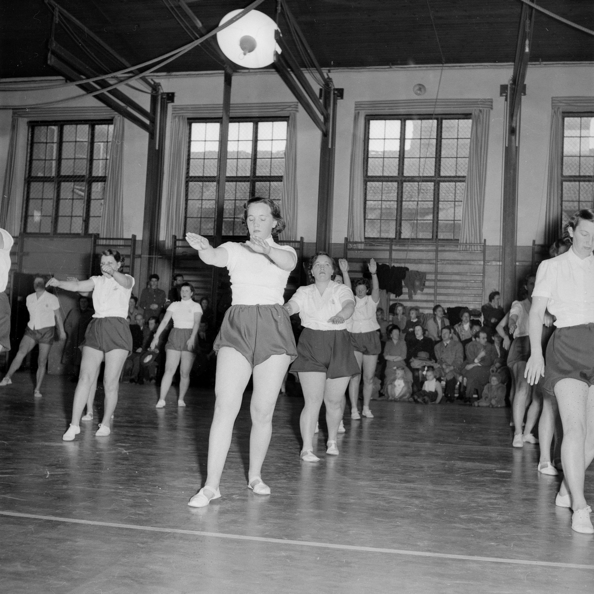 Under lite blandad samstämmighet men i övrigt säkert sevärt höll ABF:s kvinnliga gymnaster i stunden uppvisning i Lv 2-hallen. Dagen var den 29 mars 1953.