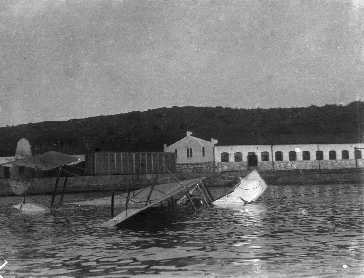 Flygbåt Farman HF 23 / F 1 har sjunkit vid Nya varvet Göteborg, 1914. Vy bakifrån. Originalflygplanet inköpt från Frankrike.