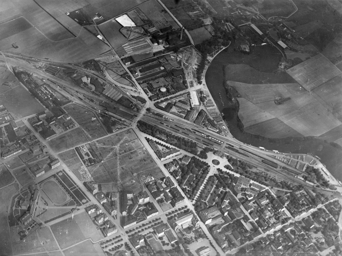 Flygfoto av centralstationen, bangårdsområdet och Vasastaden i Linköping. Lodbild, slutet av 1910-talet.