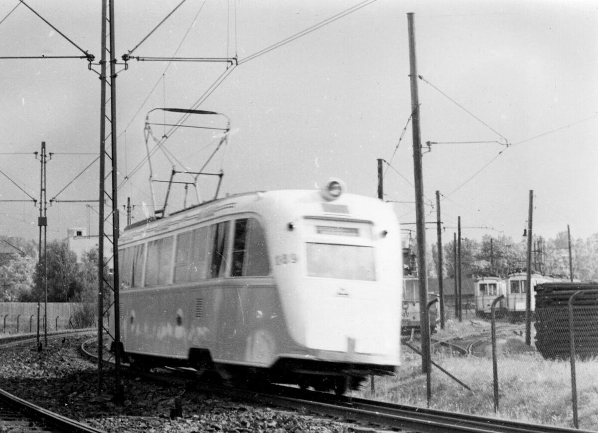 Oslo Sporveier, B1 189, linje LØB, fotografert på Helsfyr. I bakgrunnen kan man se Arbeidsvogner.