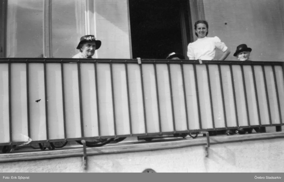 Personal och boende på vårdhemmet på balkongen, 1930tal Örebro