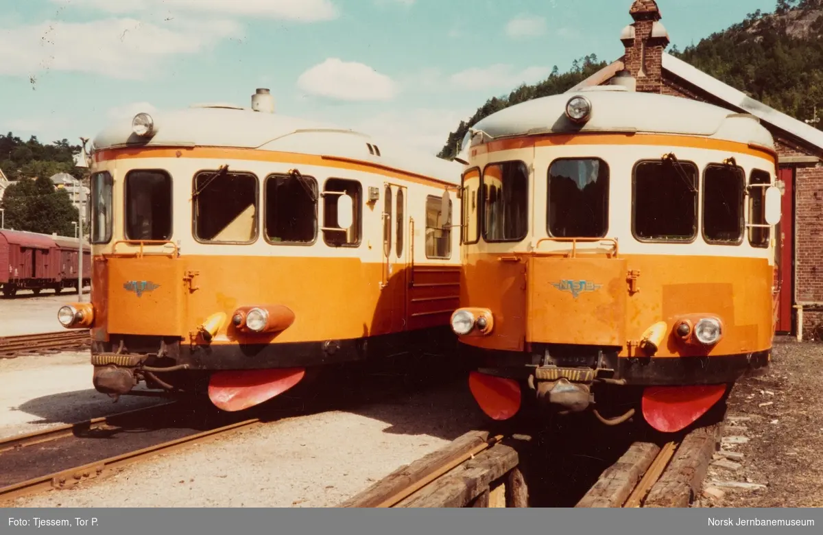 Dieselmotorvognene BM 89 02 og BM 89 03 utenfor lokomotivstallen på Flekkefjord stasjon