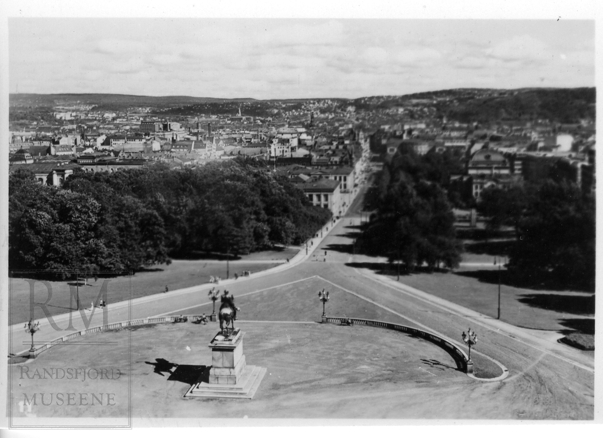 Souvenirhefte inneholdene 12 fotografier fra kjente plasser i Oslo.