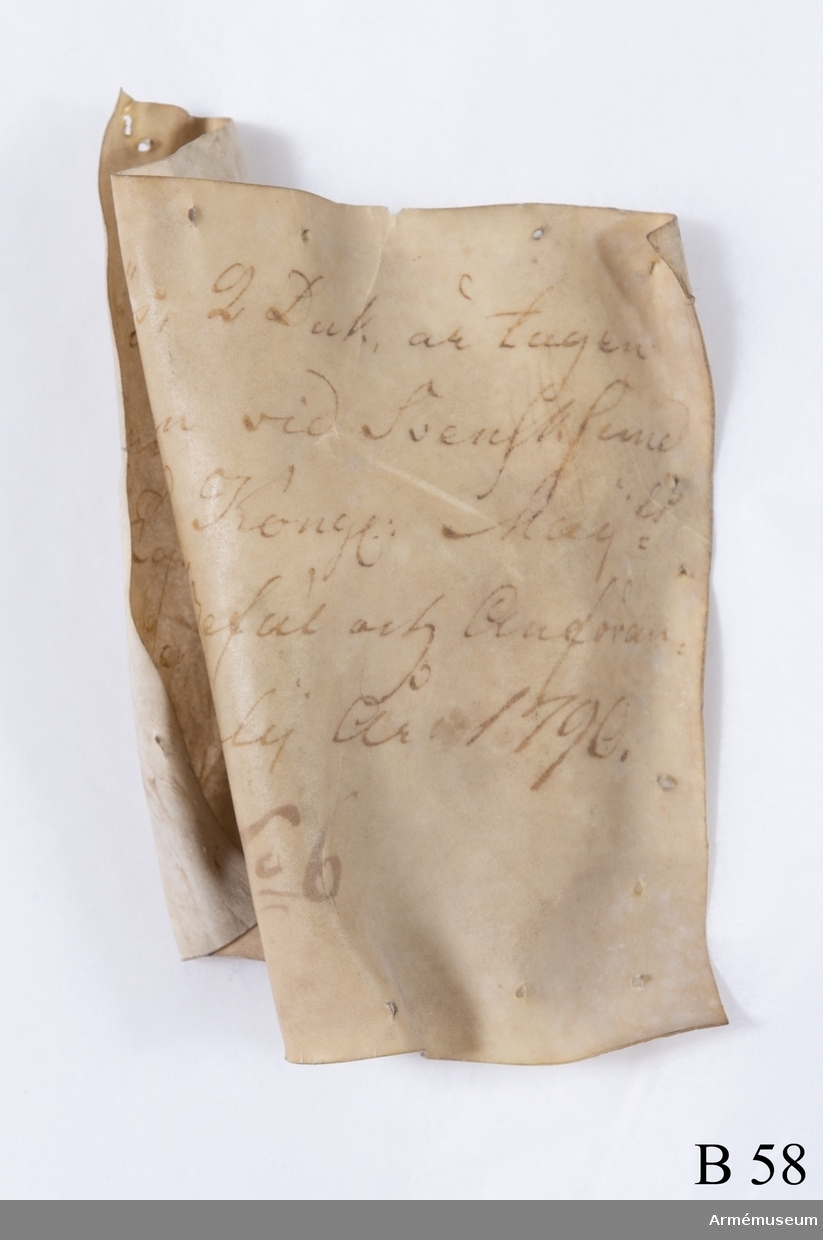 Etikett med text: "Denna Göös, 2 Duk, är tagen uti Bataillen vid Svensksund under Hans Kongl. Maij.st Egit Höga Befäl och Anförande den 9. Julij År 1790. No 6".