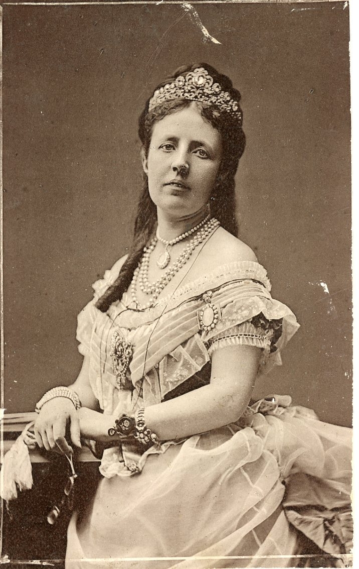 Kabinettsfotografi av en kvinna med diadem och pärlhalsband. Sannolikt fotografi av målning daterad 1872.