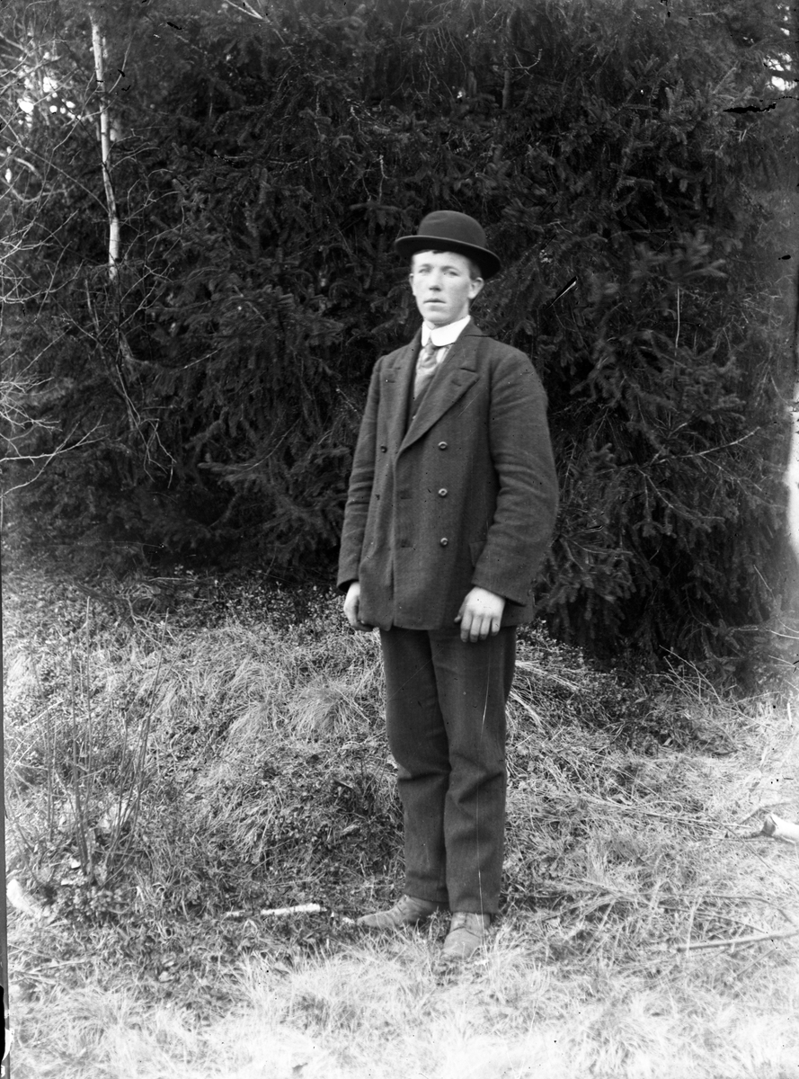 Portrett av ung mann.

Fotosamling etter fotograf og skogsarbeider Ole Romsdalen (f. 23.02.1893).
