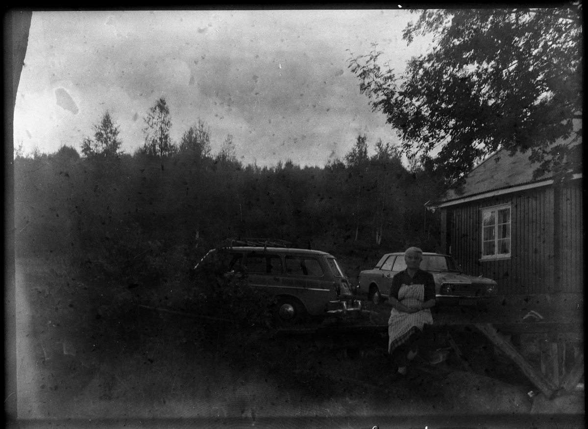 Portrett av kvinne ved biler. Senere fotografi fotografert av en annen?

Fotosamling etter fotograf og skogsarbeider Ole Romsdalen (f. 23.02.1893).
