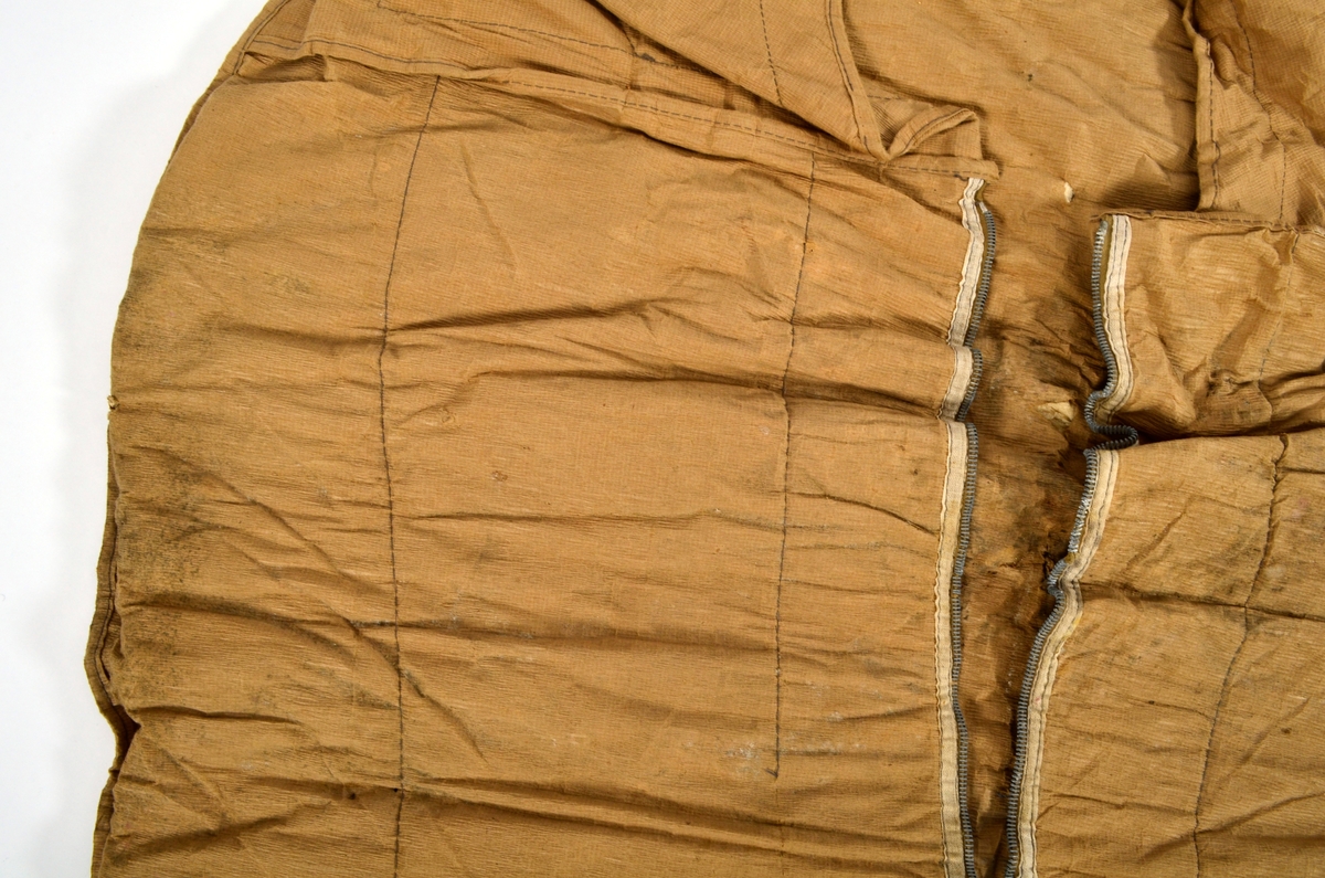 Sovepose i lys brunt papir (dobbel) Opning med glidelås.
