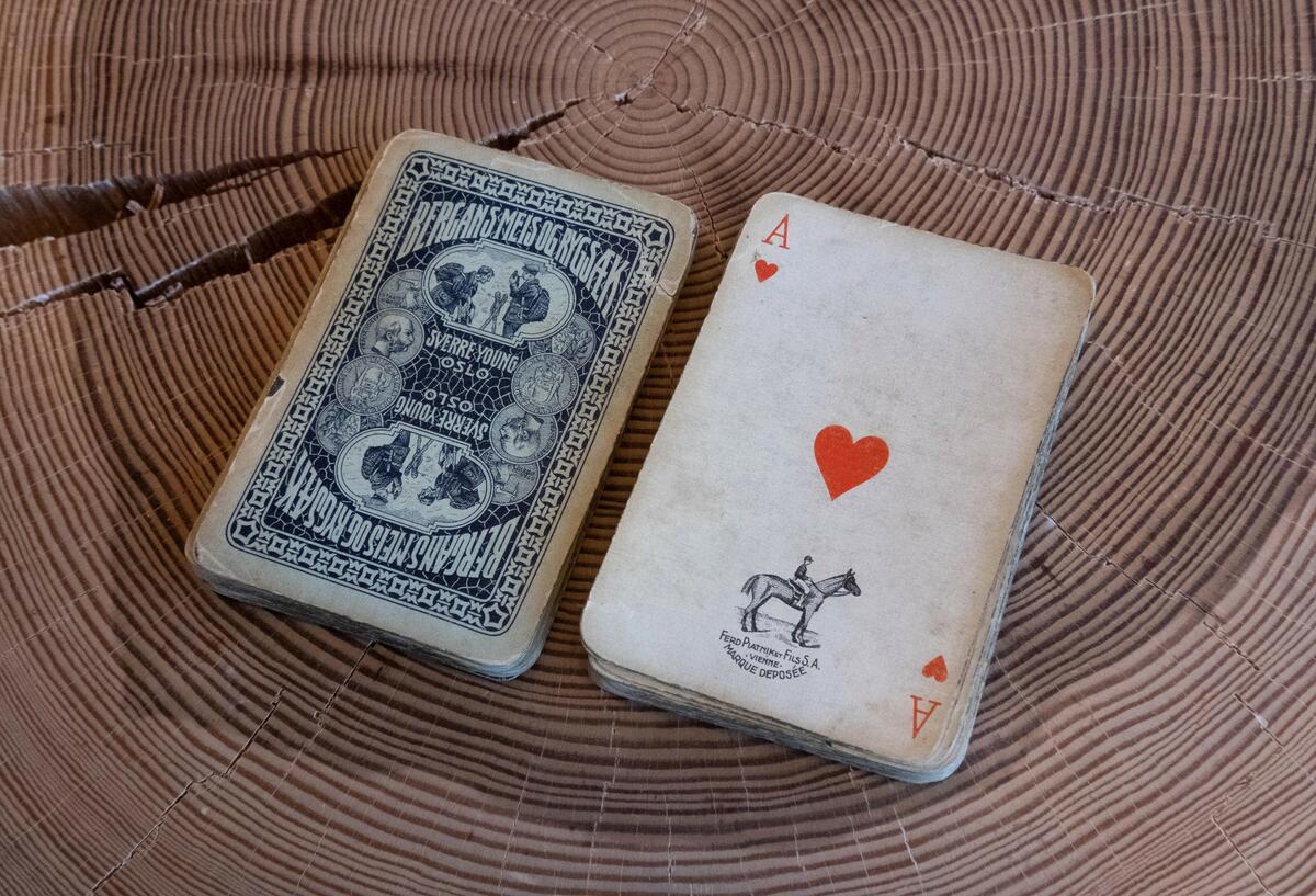 Spillkort med 50 kort (mangler hjerter 2 og dame). 

Kortene ble brukt som give-aways sammen med nye sekker.  