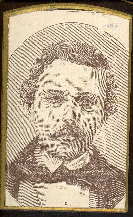 Kabinettsfotografi av ett tryck föreställande en ung man med mustasch.