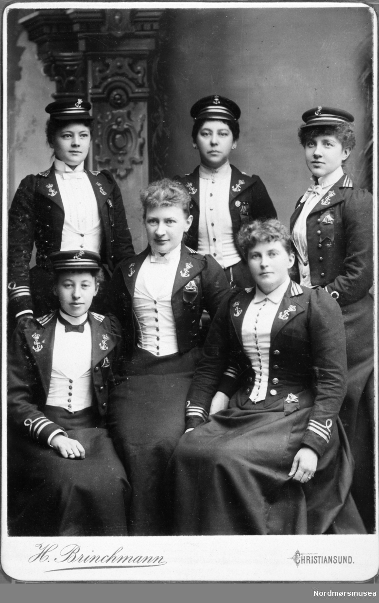 Gruppefoto av en rekke kvinner i uniform. Fotosamling etter Waldemar Werring (1905-1981), nevø av N.H. Knudtzon III, gitt til Nordmøre museum av dattersønnen Tom Paiva 2022.