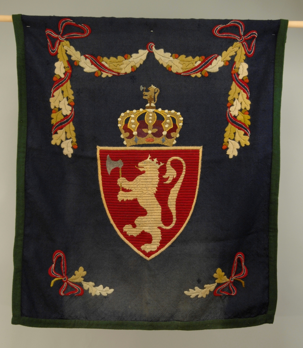 Teppe i ull med brodert motiv "Den norske løve" med ornamentering