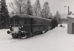 Dieselmotorvogn BM 86 25 med persontog til Rødberg på Veggli