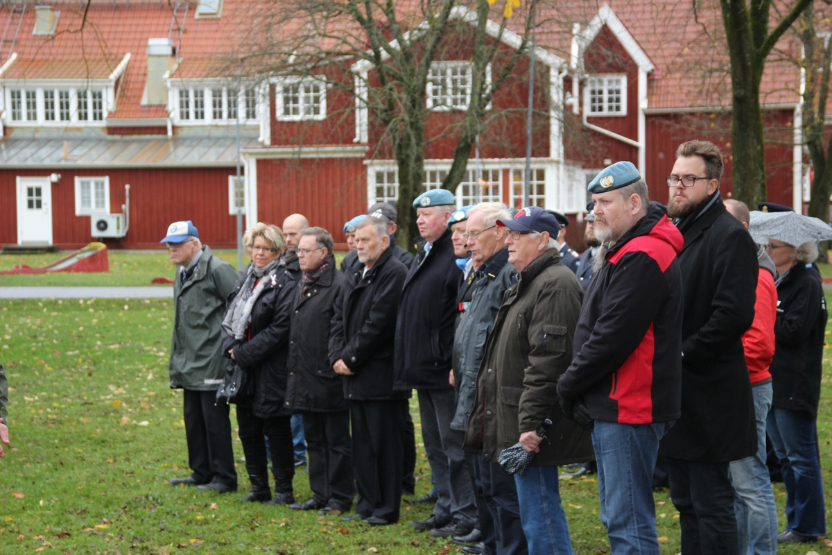 Skaraborgs regemente högtidlighåller FN-dagen i regementsparken 2014-10-24. Soldathemmet i bakgrunden.