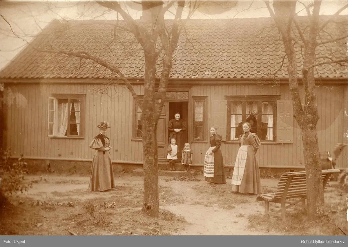 St. Marie gate (fra 1910 nr. 71) havesiden, ca. 1897. I døråpningen ...