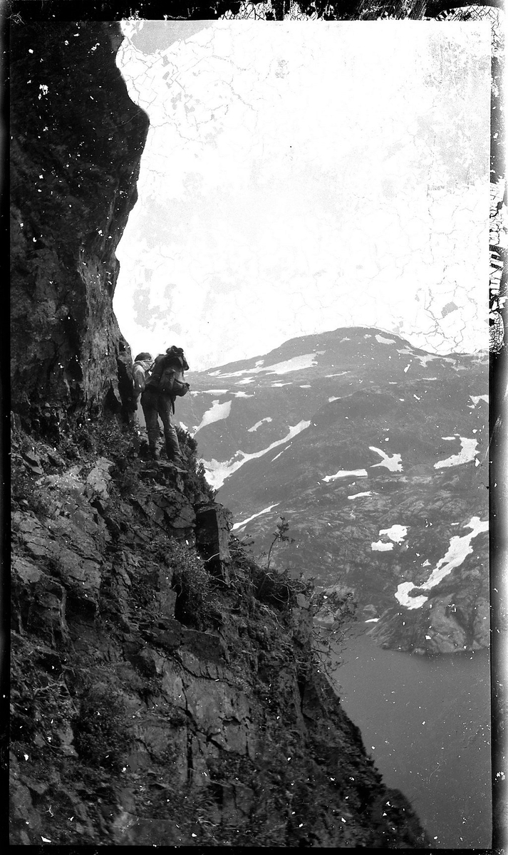 Paul Johannessen med sønnene sine og tre fra familien Kvie på tur i fjellheimen. Det er bilder fra vandring på snøfonner, bratte fjellsider, teltleir og toppen av Undeknuten.