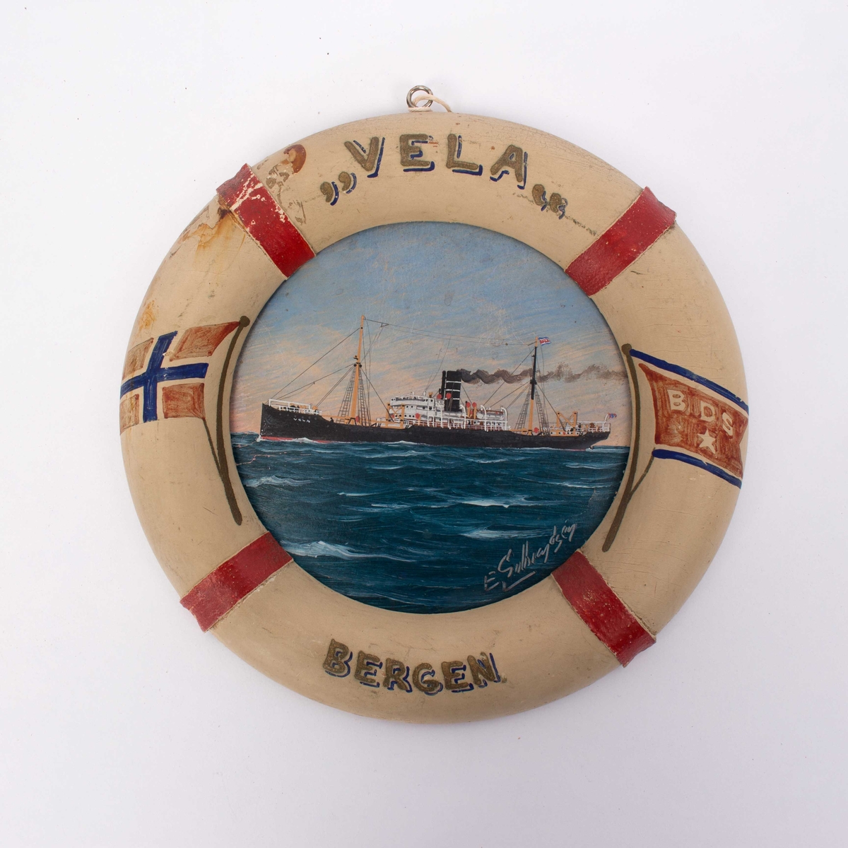 Skipsportrett av DS VELA under fart i åpen sjø. Skorsteinsmerke tilhørende Det Bergenske Dampskibsselskab.  Bergen.