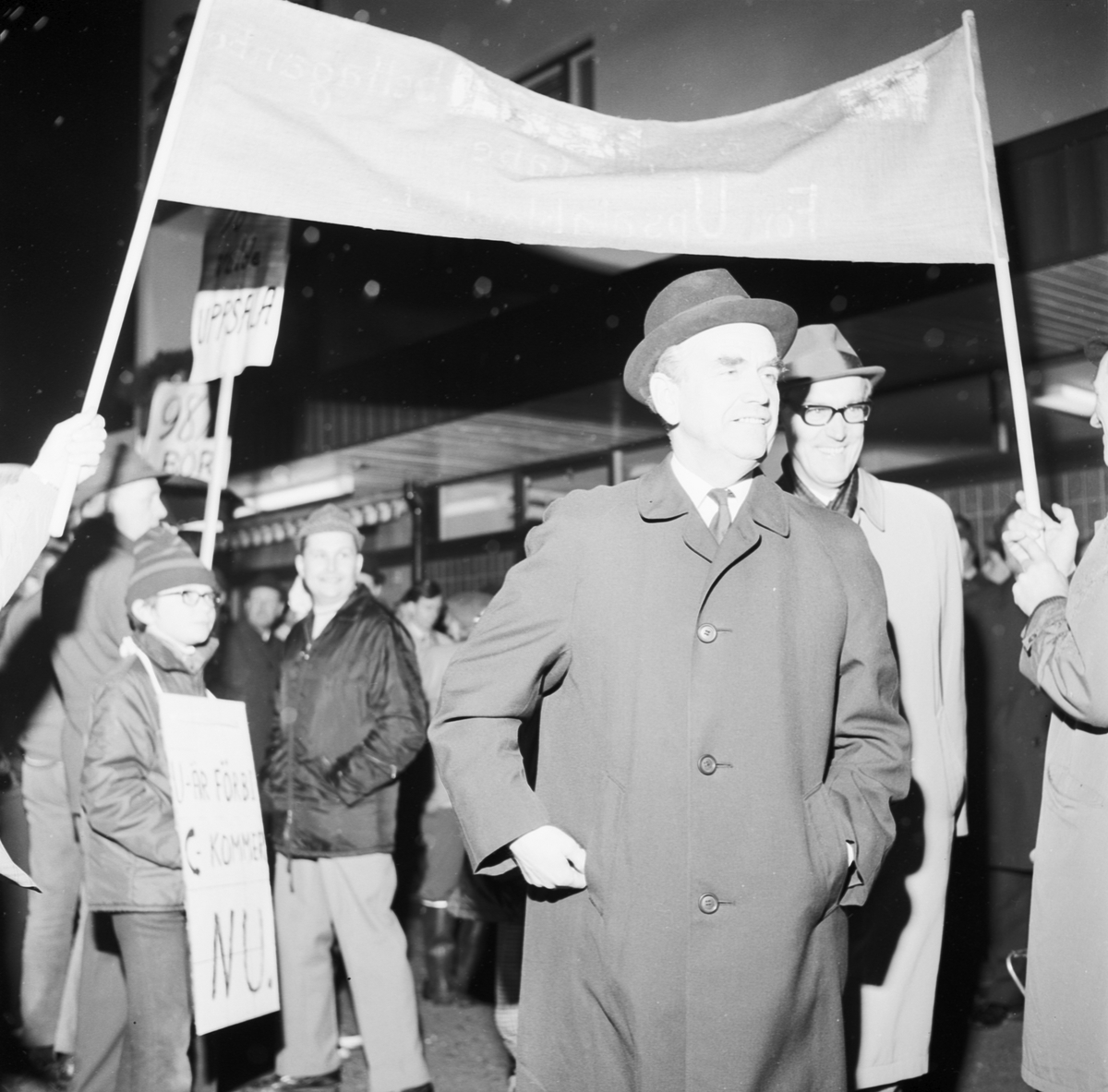 Demonstration för länsbyte vid Svante Lundkvists besök, Östervåla, Uppland 1969