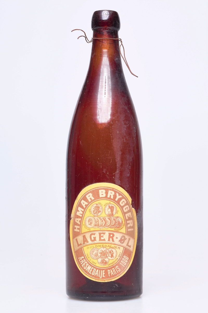 Glassflaske 0,7 liter av brunt glass fra ca 1900. Har inneholdt øl fra Hamar Bryggeri.