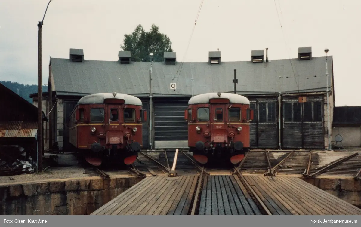 Dieselmotorvogn BM 91 03 (t.v.) og BM 86 27 utenfor lokomotivstallen på Kongsberg stasjon