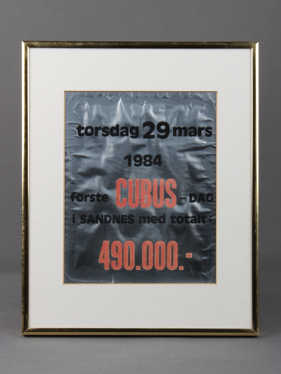 Oppslag i ramme til minne om salgsresultatet av første Cubus-dag i Sandnes, 1984.