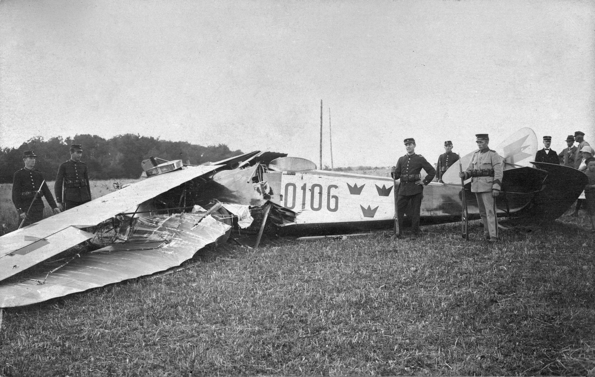 Haveri. Resterna av flygplan FVM S 18. nr 0106 på Revingehed, 25 augusti 1920. Militärer vid flygplanet. Flygförare Åke Fries och flygspanare Arild Sylvan omkom.