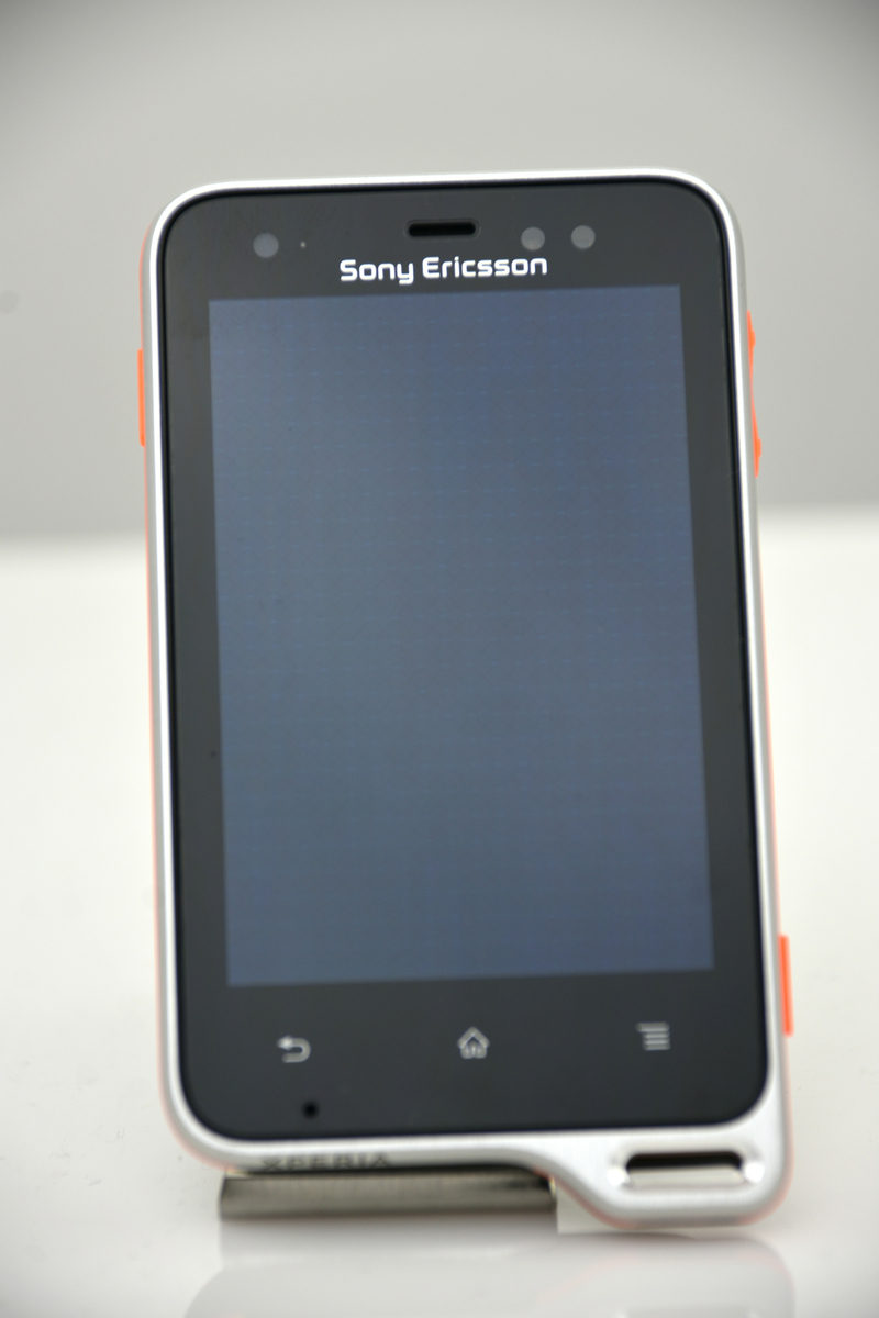 Mobiltelefon Sony Ericsson typ XPERIA active ST7i i orginalförpackning med tillbehör, obegagnad. 
Avsedd för GSM/HSPA, plats för mini-SIM, vattentät upp till 1 m. Bakgrundsbelyst LCD på 3" med upplösning 320x480 pixlar. Operativsystem Android 2.3, processor Qualcomm MSM8255 Snapdragon S2 på 1 GHz med GPU Adreno 205. Micro SDHC kortplats, 2 GB medföljer. Inbyggt minne 1 GB varav 320 MB för användare, samt 512 MB RAM. En kamera på 5 megapixlar med LED-blixt, 720 p videoinspelning. Inbyggd högtalare och 3,5 mm stereojack.
Trådlösa funktioner Wi-Fi 802.11 b7g8n, DLNA; Bluetoothversion 2.1; GPS/A-GPS; stereo FM-radio, RDS. Batteri Li-Ion på 1200 mAh med upp till 351 timmar standby och 5 t 31 min samtalstid. 
IMEI-nr 35851004-126608-7