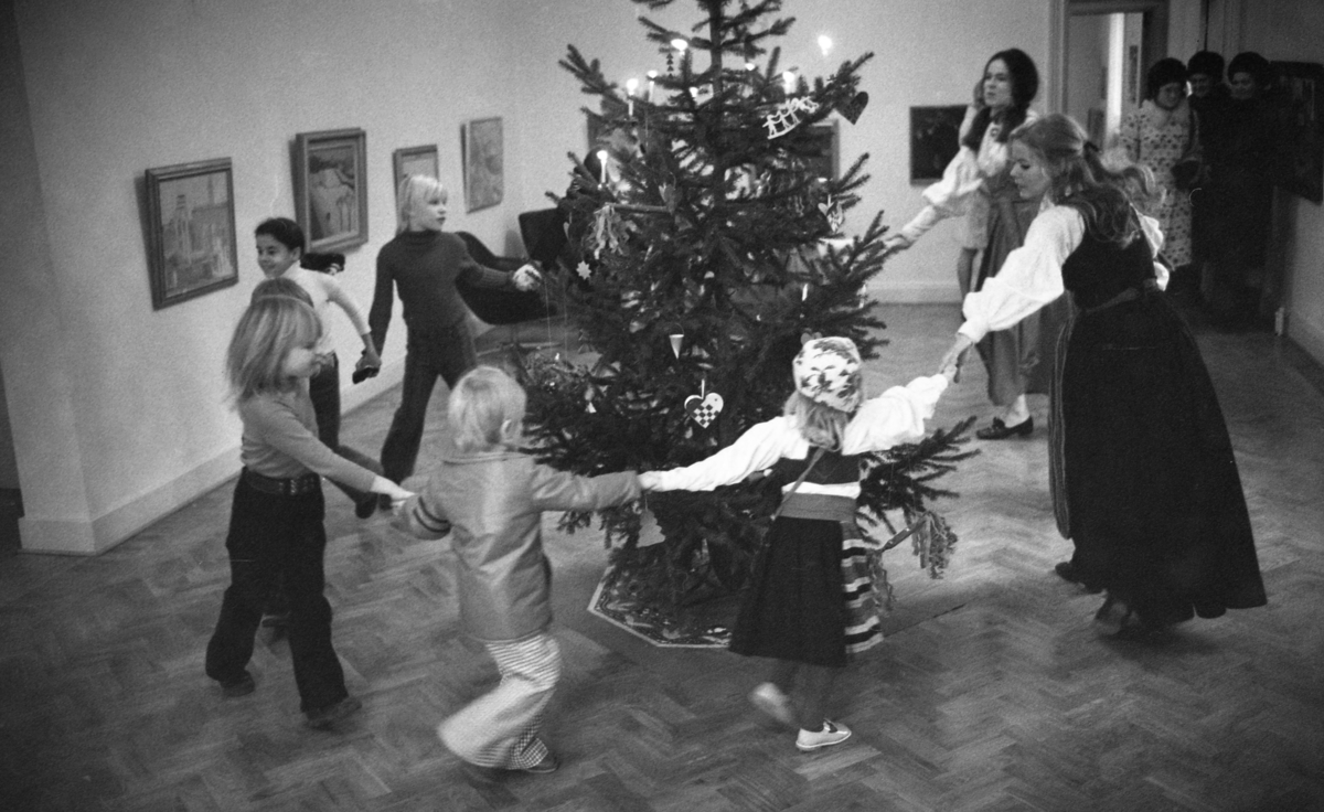 Landskrona museums första julstök 17 december 1972 i samarbete med Rönneberga härads hembygdsförening.
Dans kring granen