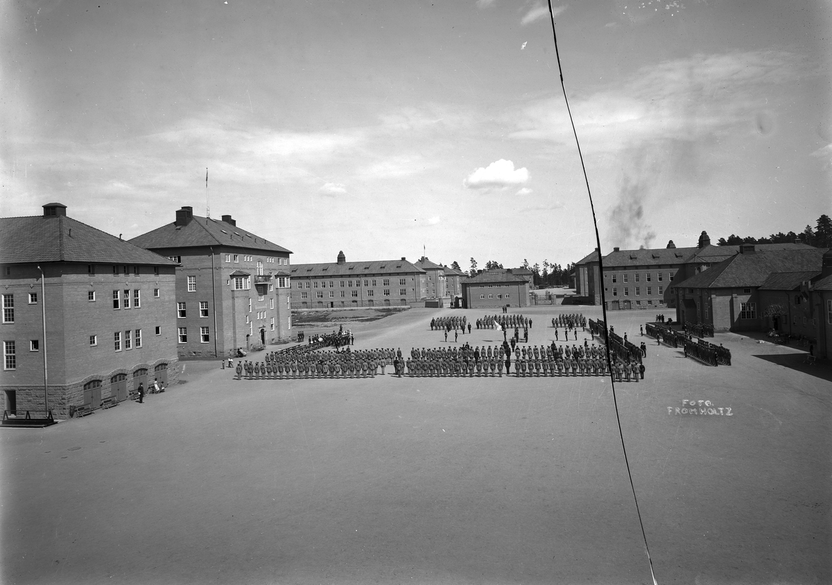 Skadat negativ med vy över I 4:s anläggning i Linköping. På kaserngården ser vi soldterna i stram uppställning för korum. Odaterad bild från omkring 1930.