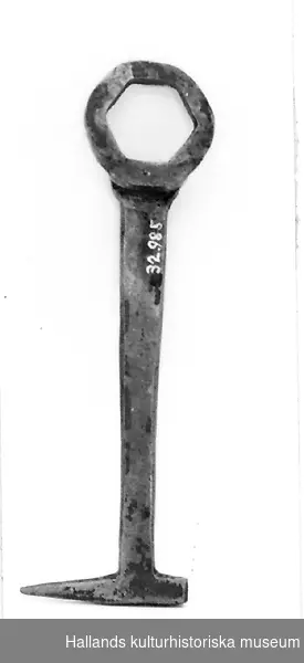 Enkelnyckel (Skruvnyckel, ringnyckel) av stål. Längd 22 cm. Bredd 6 cm. 
