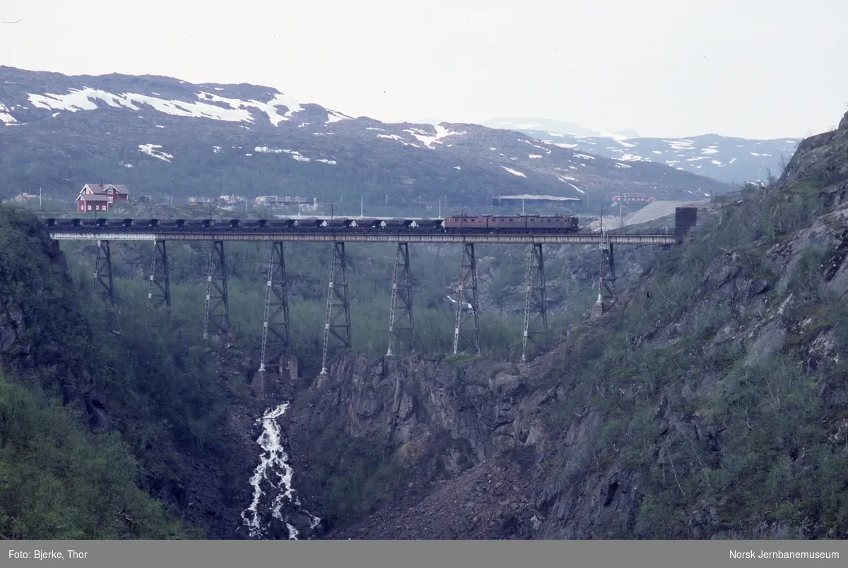 Malmtog 7314 trukket av svensk elektrisk Dm3-lokomotiv på brua ved Norddalsenden