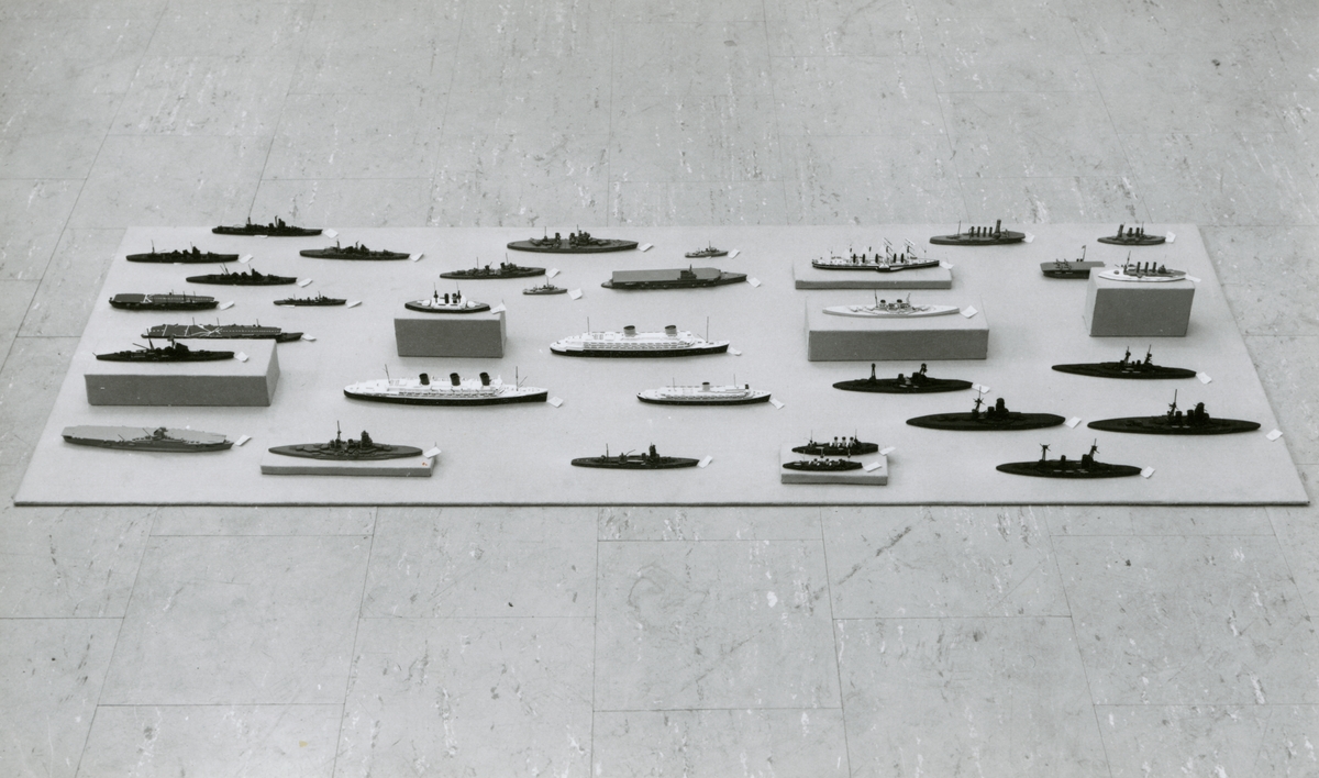 Små utställningar i monter. Modeller av Sveriges Flotta visas våren 1967.
