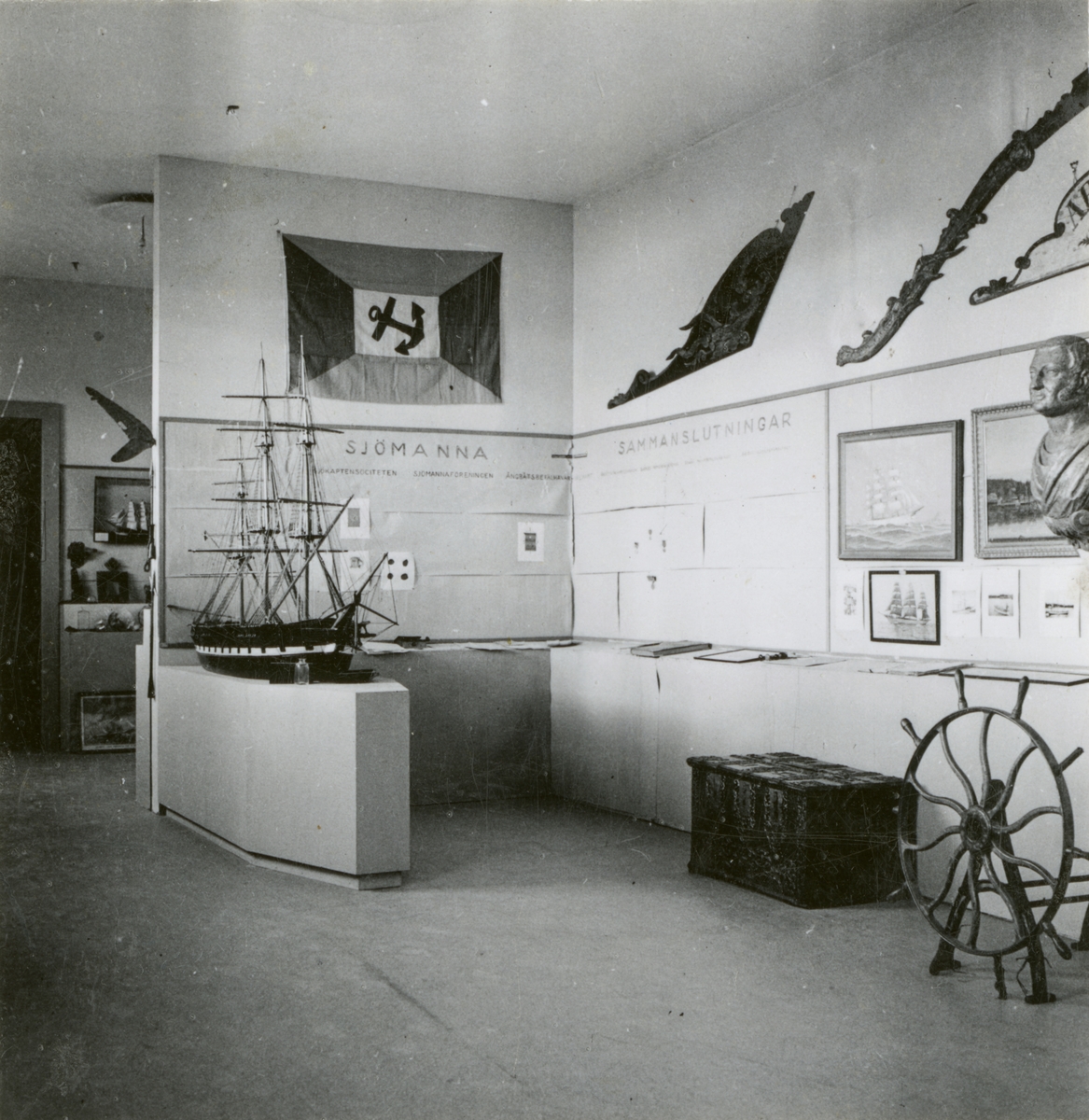 Samlingarna under uppordnade våren 1936. Utställningen i Sjöfartsavdelningen. Avdelning för sjömansutbildning och sjömannaorganisation.