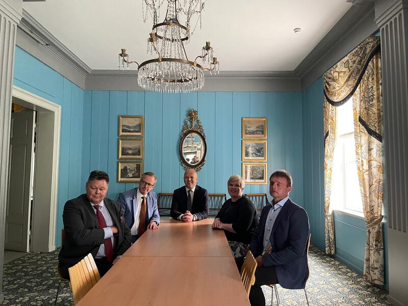 Fem finansministre fra norden sitter rundt et bord i Finanskomiteens værelse i Eidsvollsbygningen. I enden av bordet sitter den norske ministeren Trygve Slagsvold Vedum.